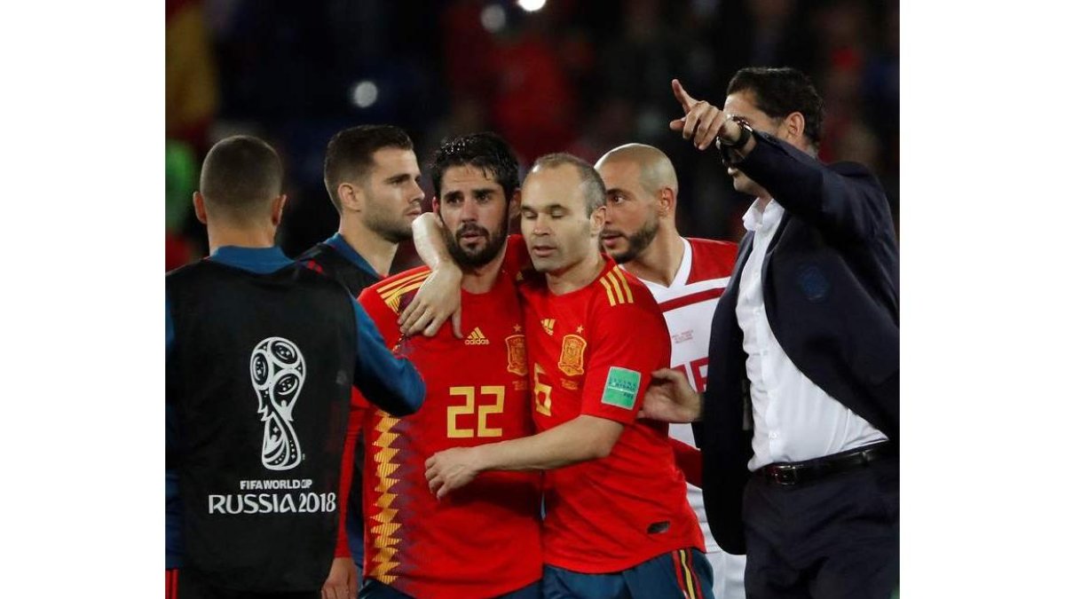 Isco e Iniesta, junto a Hierro, nada más acabar el partido ante Marruecos. JAVIER ETXEZARRETA
