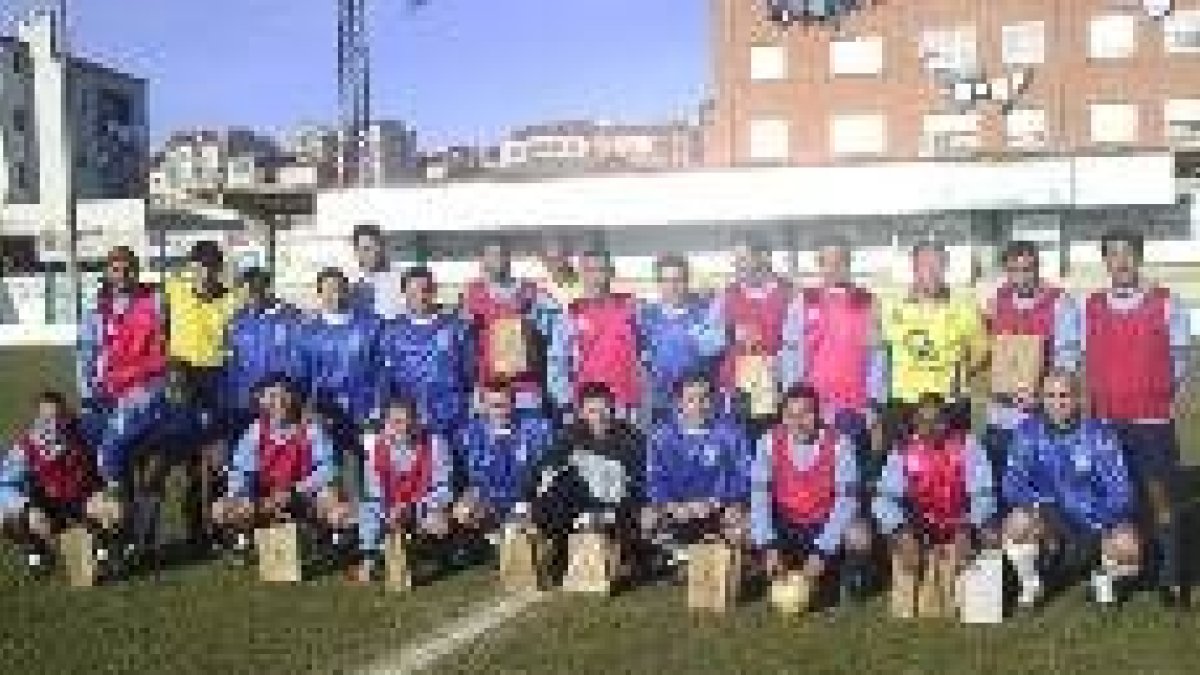 Los veteranos del Astorga disputaron un encuentro amistoso con León Acoge