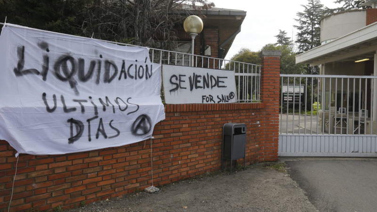 Exterior de la fábrica de Antibióticos, con una alusión al momento de incertidumbre para la plantilla