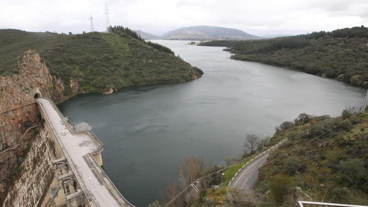 Imagen panorámica del embalse de Bárcena en el municipio de Ponferrada.