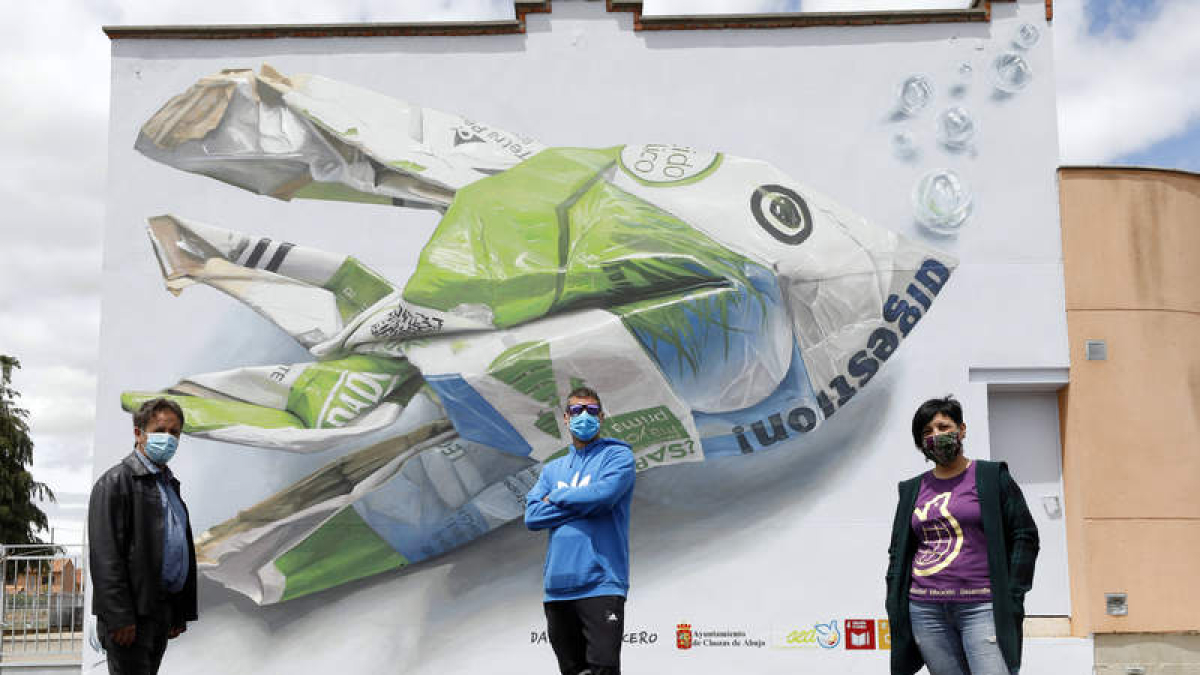 El alcalde de Chozas de Abajo, Santiago Jorge, el artista Dadospuntocero y Tamara Cabezas, de SED. MARCIANO PÉREZ