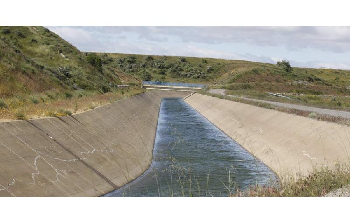 Ell Canal Bajo de Payuelos antes de que el suministro de agua quedara cortado el pasado mes de abril. MARCIANO PÉREZ