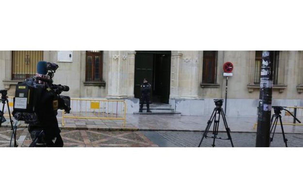 Una cámara de televisión enfocando a la puerta principal de la Audiencia Provincial