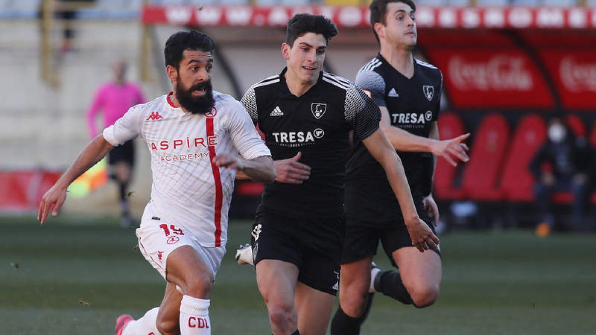 Carlos Bravo desarrolló un buen encuentro pero no estuvo acertado en el gol. JESÚS F. SALVADORES