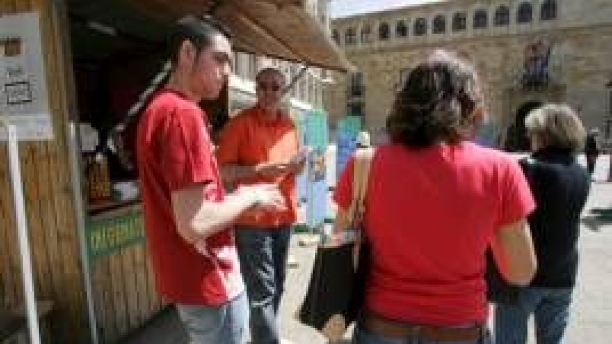 Jóvenes reciben información sobre los efectos nocivos del tabaco en la exposición