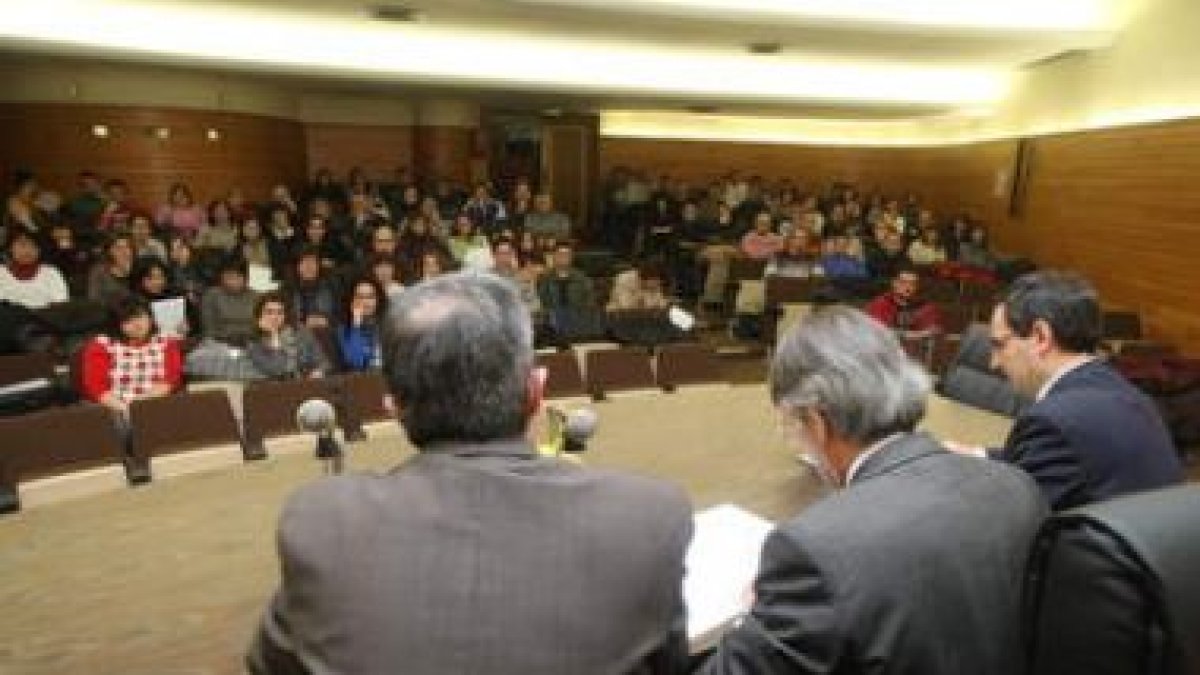 Javier Martínez, Francisco Álvarez y José Manuel Cendón, ante los alumnos del curso.