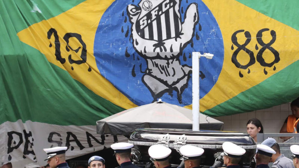 Un cortejo fúnebre le dio el último adiós a Pelé antes de ser incinerado. ISAAC FONTANA
