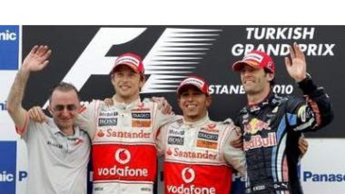 Hamilton y Button, sonrientes en el podio con el doblete de McLaren.