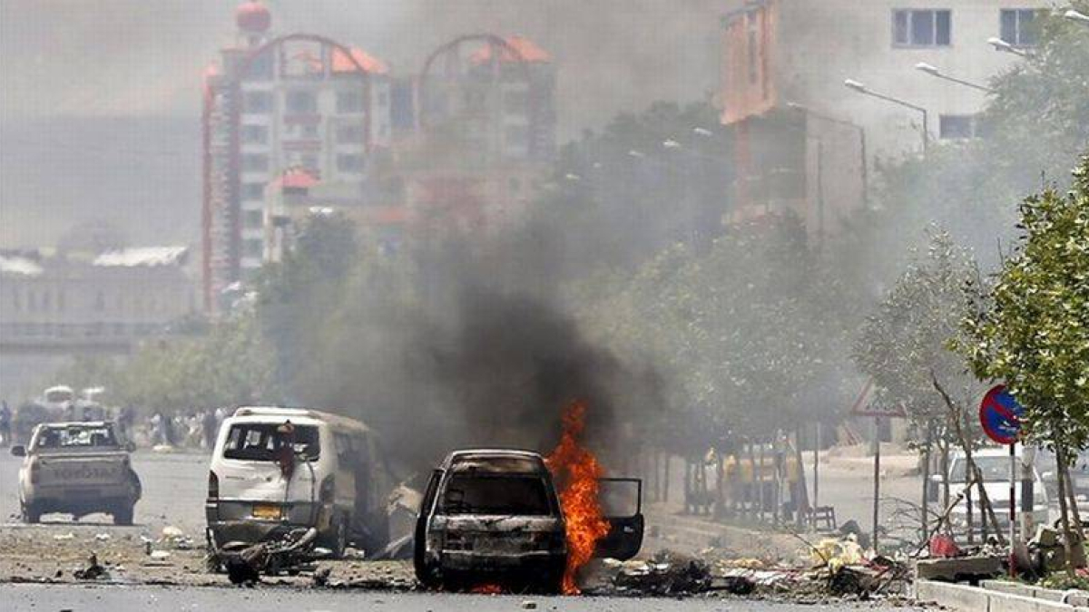 Un coche arde tras una explosión cerca del Parlamento afgano.