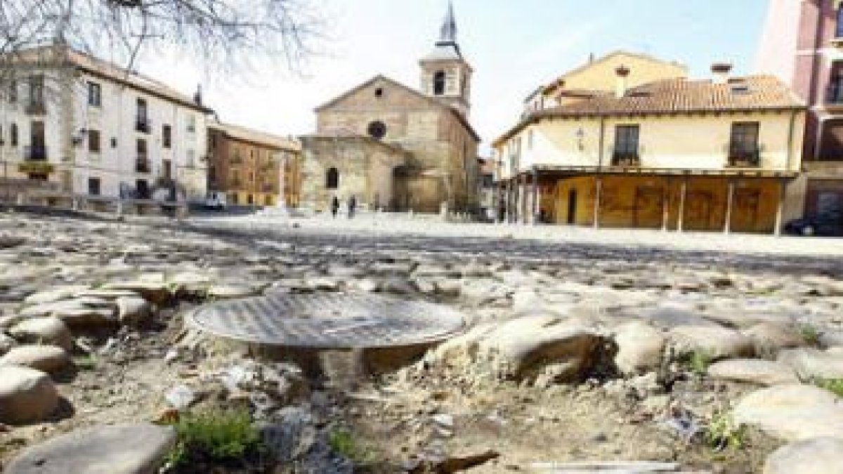 Cantos sueltos y pintadas se han adueñado de la plaza.