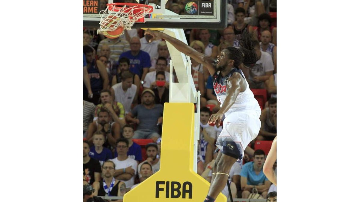 Kenneth Faried, que estuvo en junio en León, realiza un mate