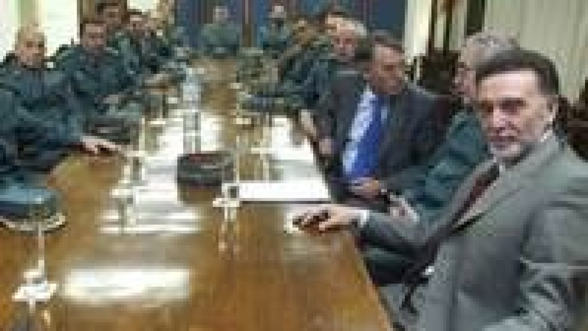 Miguel Alejo, en primer término, durante su reunión con los mandos de la Guardia Civil en León