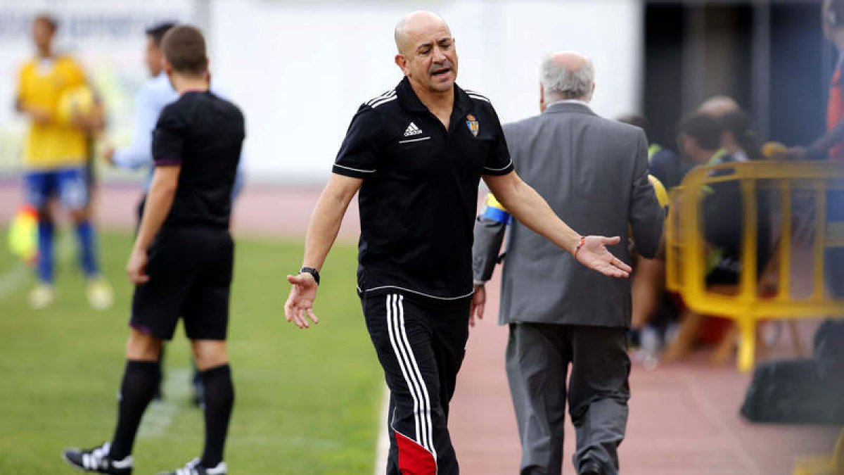 Claudio terminó el partido muy enfadado con la actuación del árbitro, que dejó a su equipo con uno menos en la primera parte.
