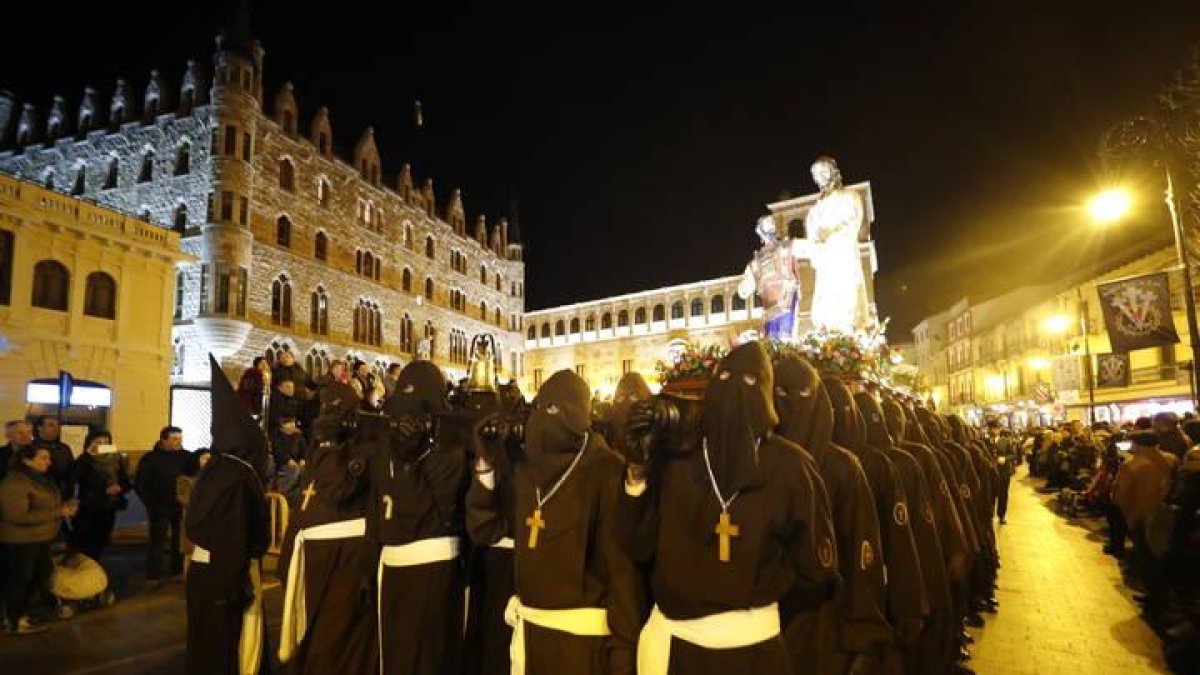 Un momento de la procesión del Perdón