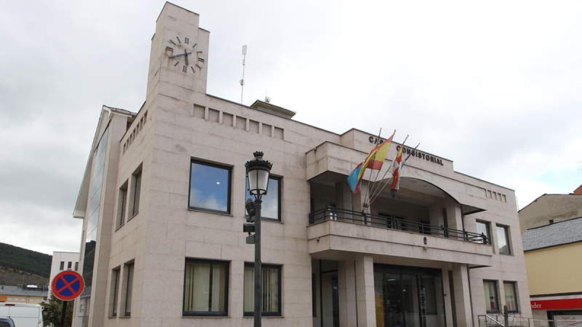Durante media hora, la Guardia Civil no dejó entrar en la Casa Consistorial de Fabero. LDM / ARCHIVO