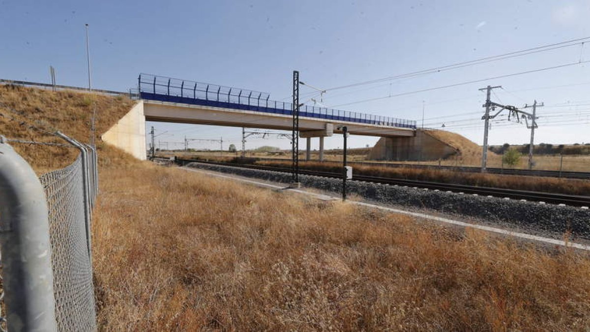 Paso elevado sobre la vía que relevó a una estructura antigua y cambió la ubicación para liberar espacio en la futura central de mercancías de Torneros. RAMIRO