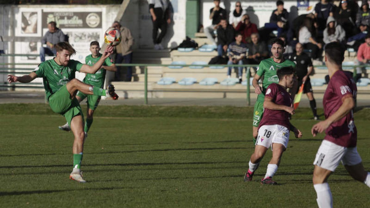 Manso golpea el balón en un ataque del Atlético Astorga. FERNANDO OTERO