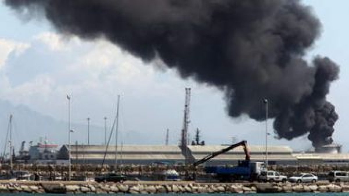 Gibraltar no aceptó la ayuda española para intentar apagar el tanque de combustible.
