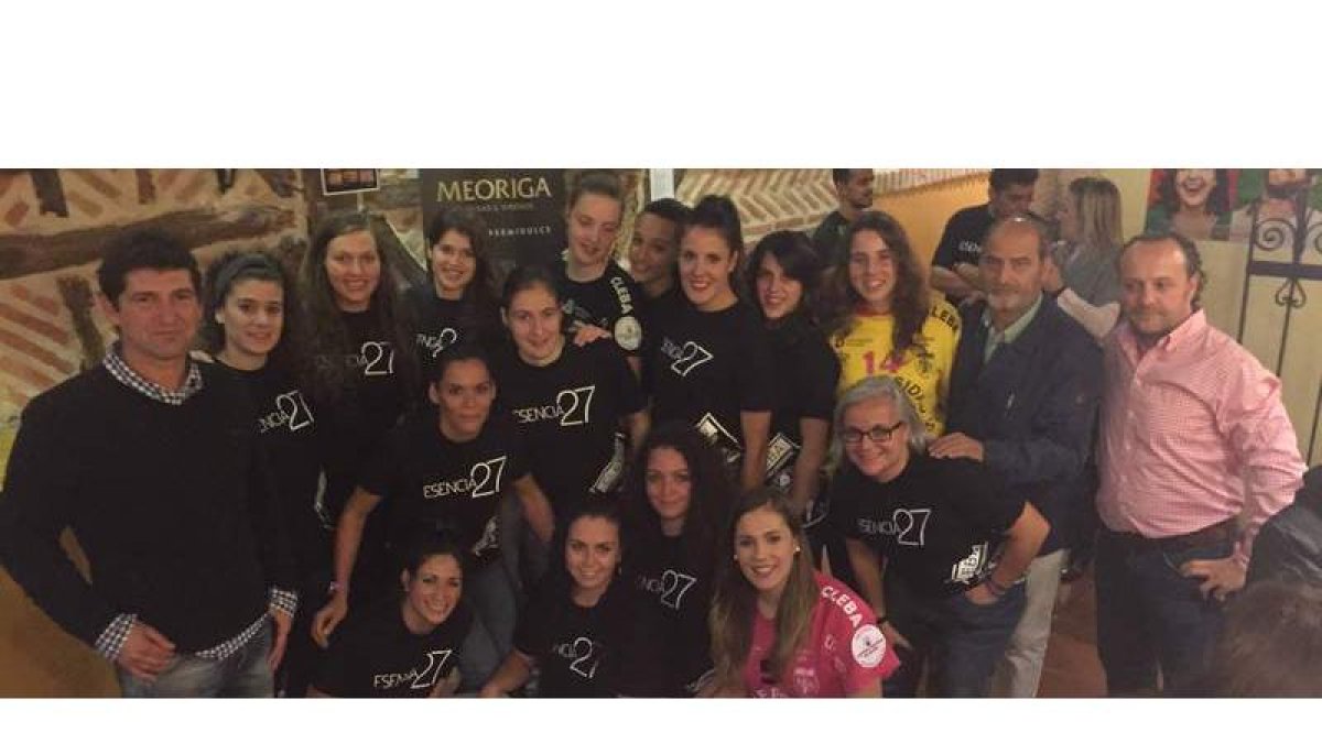 Las jugadoras del Cleba en El Racimo de Oro con las camisetas de Esencia 27.