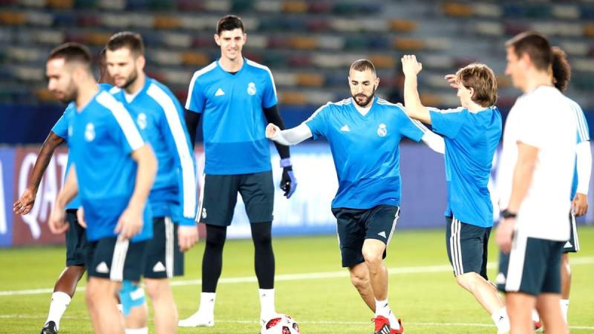 Los futbolistas del Madrid preparan el partido de hoy en el estadio Zayed Sports City. ALI HAIDER