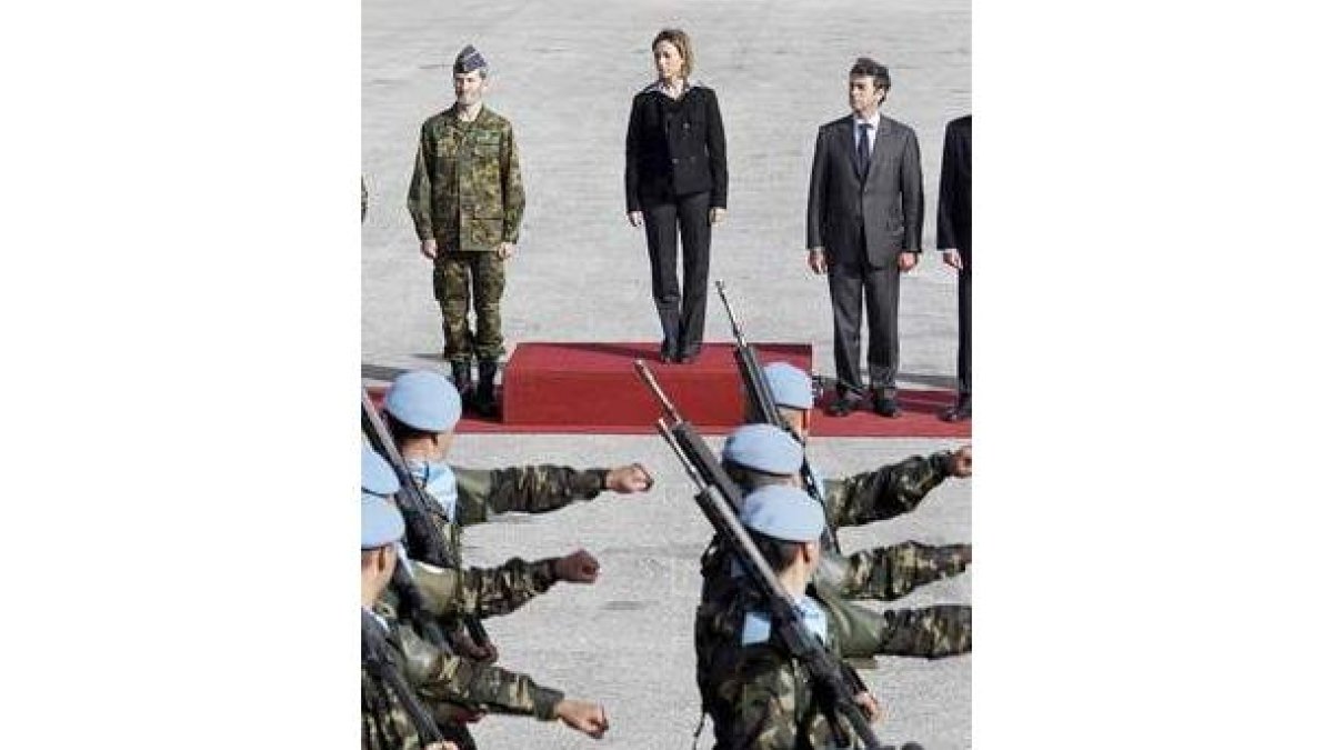 Chacón, en su visita a la base Miguel de Cervantes.