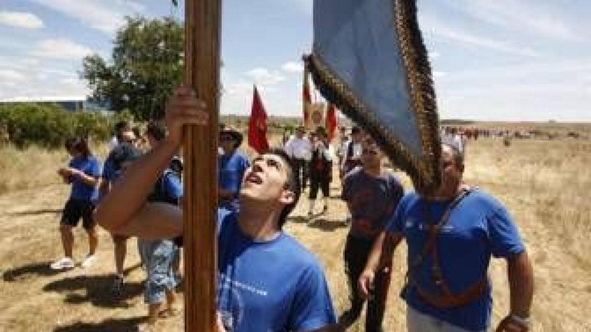 Los treinta pendones que recorrieron las calles del pueblo animaron la jornada