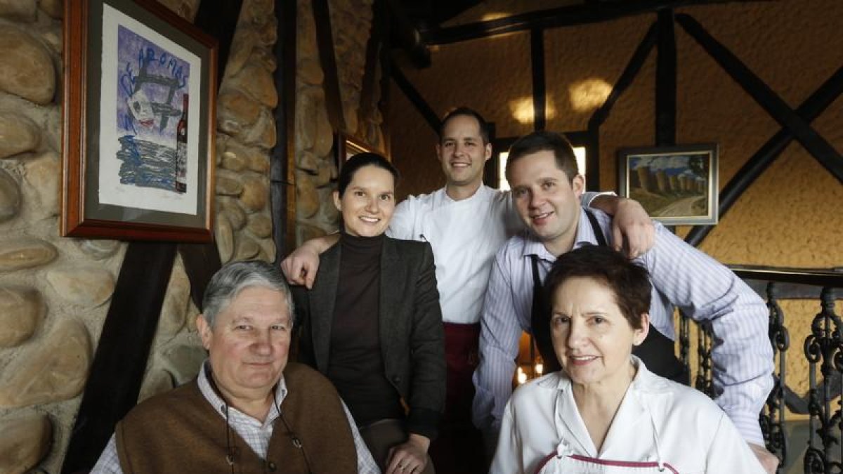 Marquitos, Ana y sus tres hijos: María, Raúl y Marcos.