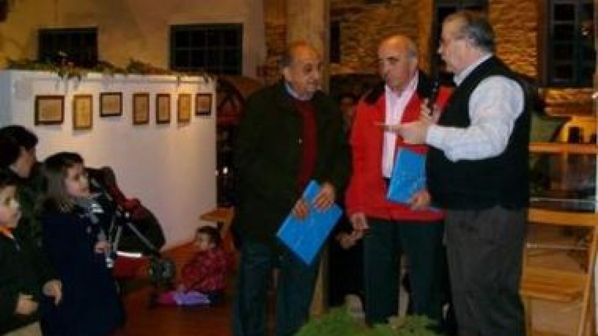 Los dos homenajeados junto al alcalde, en un momento del reconocimiento.