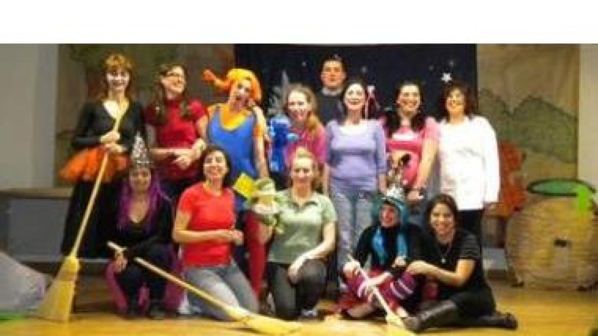 Las padres y madres de los alumnos de La Asunción que conforman la compañía teatral.