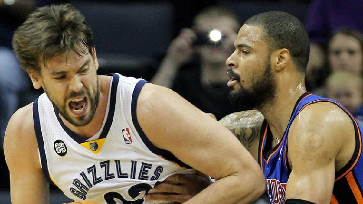 Marc protege el balón ante la defensa de Chandler.