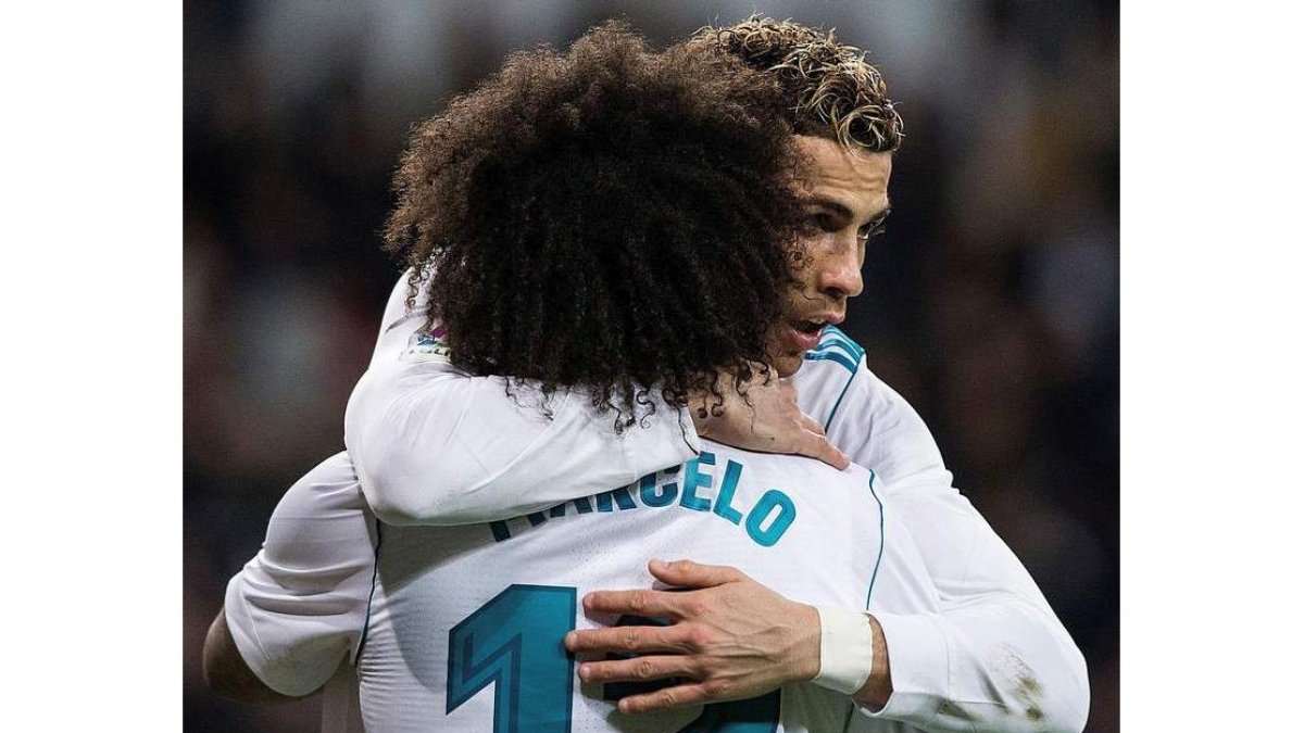 Cristiano Ronaldo y el brasileño Marcelo celebran el primer gol del jugador portugués durante el encuentro. RODRIGO JIMENEZ