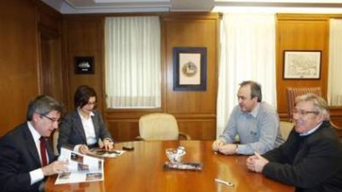 Víctor Álvarez, Gonzalo F. Cayón y María Teresa García en el acto de presentación.