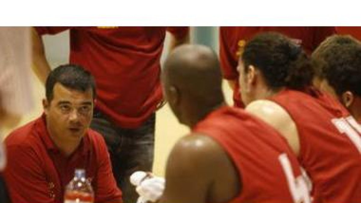 Javier de Grado volverá a dirigir nuevamente desde el banquillo al Baloncesto León la próxima tempor