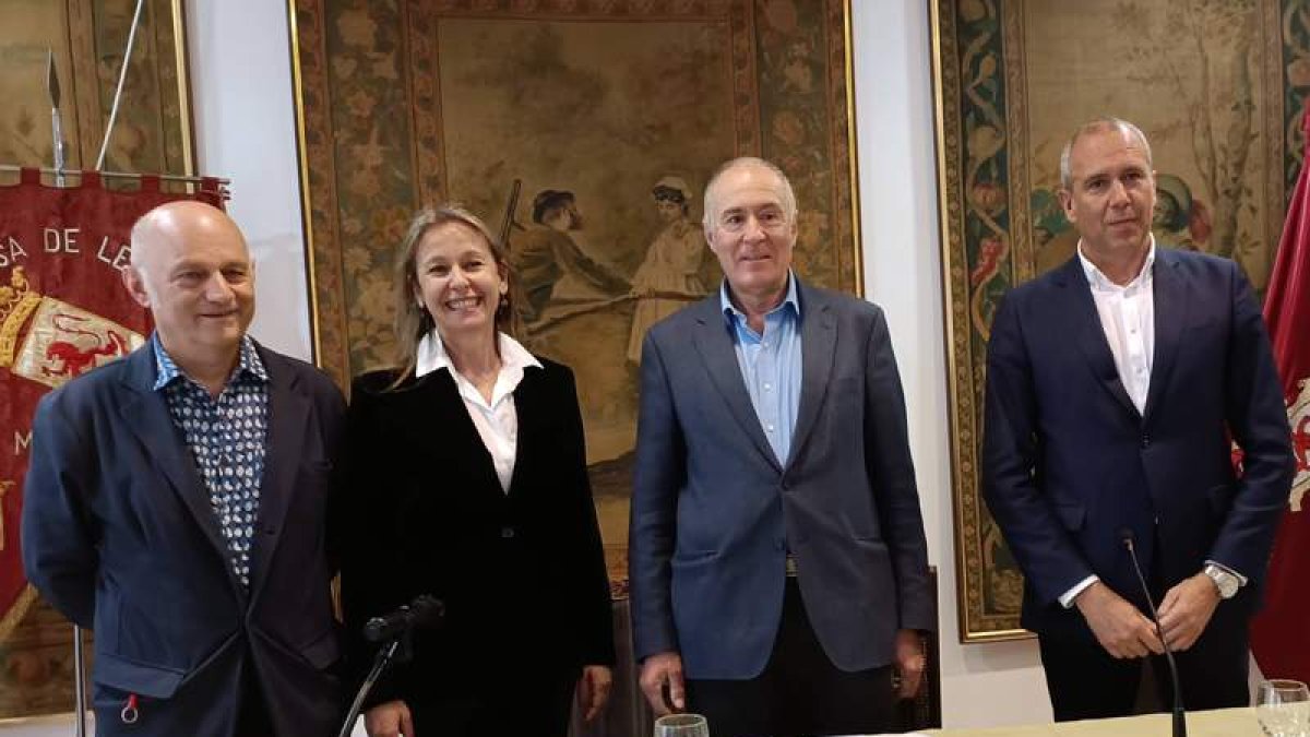 Luis Manuel Esteban, Belén Molleda, Eduardo López Sendino y Enrique Valdeón, en el acto. BENITO ORDÓÑEZ