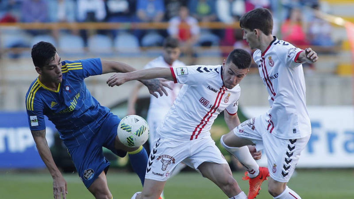 Borja Iglesias, a la izquierda, ante Álex Gallar y Toni Villa, en el partido Cultural-Celta B. JESÚS F. SALVADORES