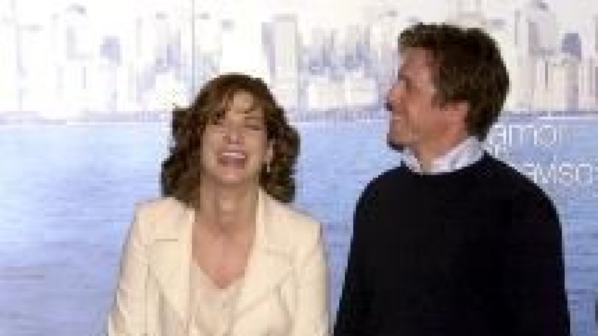 Sandra Bullock y Hugh Grant, ayer en Madrid, durante la presentación de su nueva película