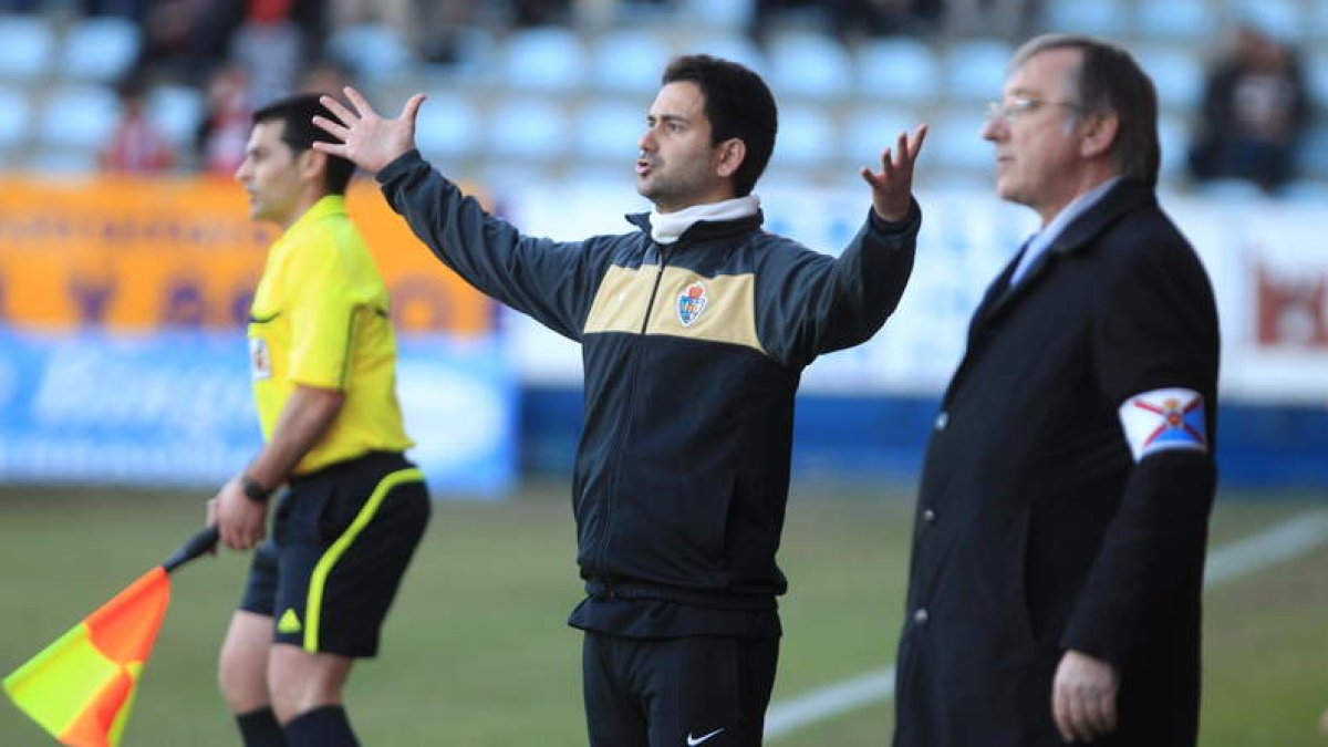 Ramón Villagordo ya debutó el domingo como entrenador principal tras la expulsión de Claudio.