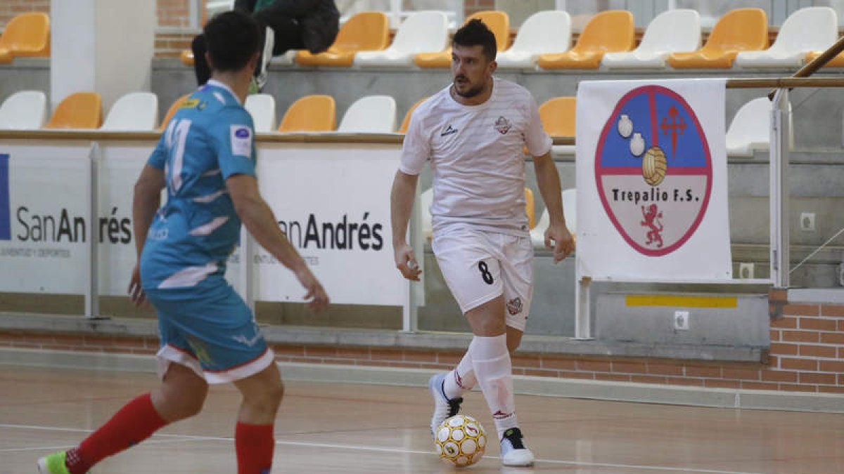 Corral materializó los tres goles del equipo leonés frente al universitario. FERNANDO OTERO
