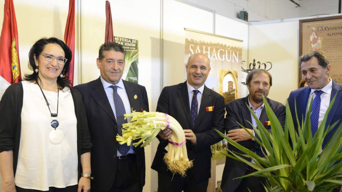 El viceconsejero de agricultura muestra un manojo de puerros. ACACIO