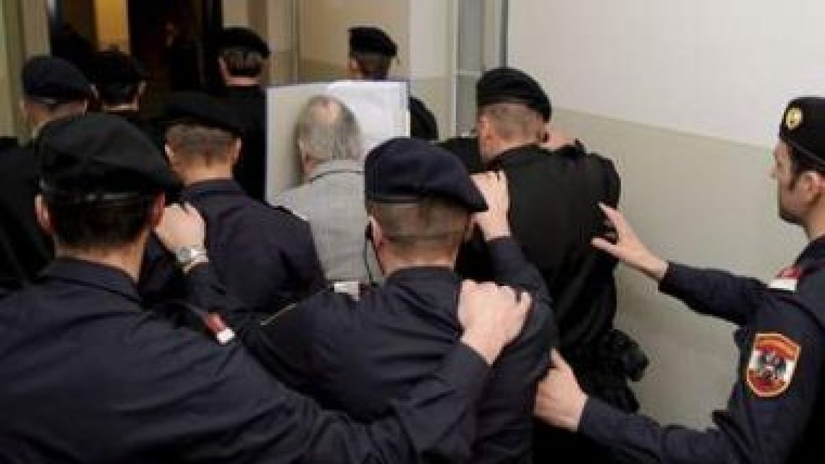 Fritzl se tapa la cara a su llegada a la Corte al comienzo del segundo día de su jucio