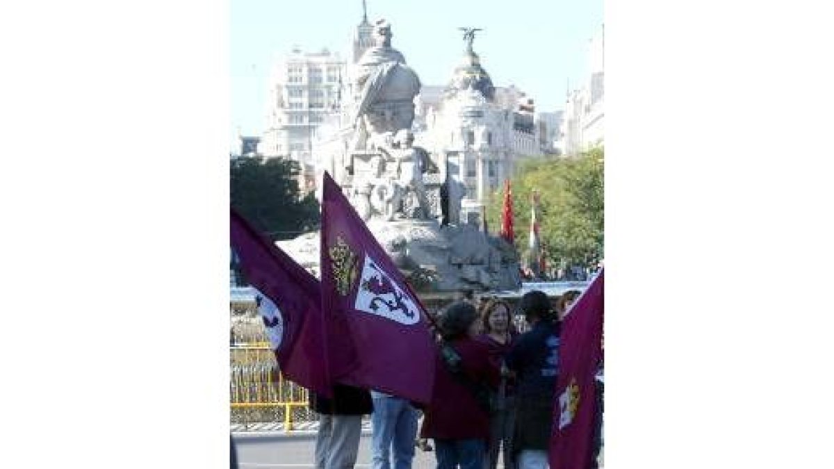 La expedición leonesa lució orgullosa sus enseñas