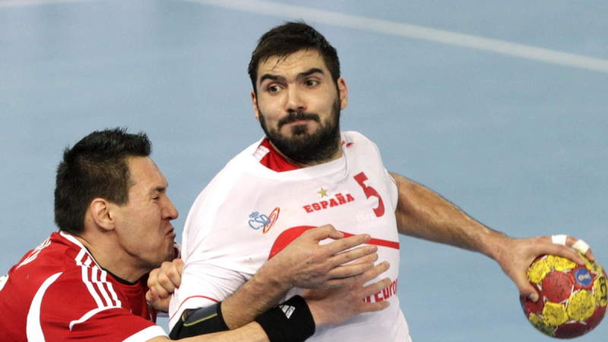 El lateral Jorge Maqueda lucha un balón con el pivote de la selección húngara Schuch.