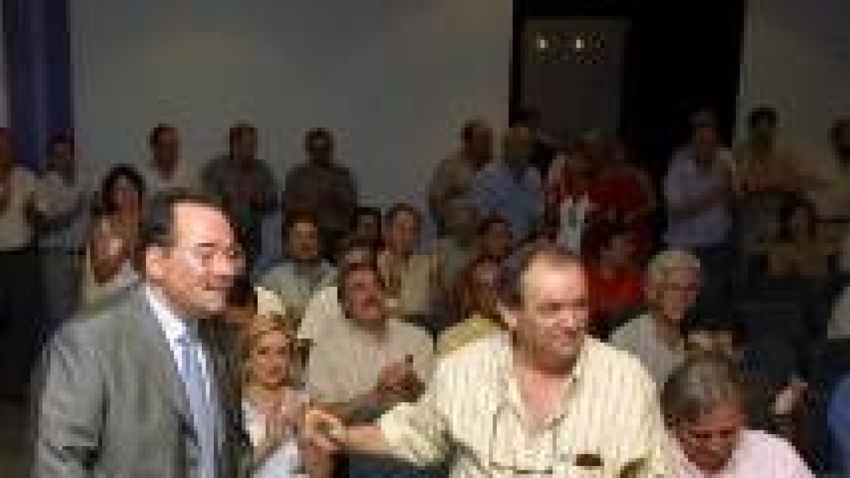 Ricardo González Saavedra, el día de su toma de posesión, junto al alcalde de Igüeña, Laudino García