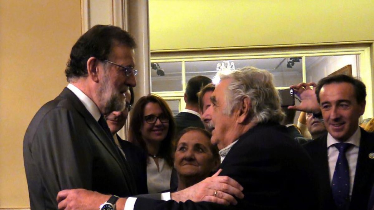 Rajoy saluda al expresidente de Uruguay José Mujica, este martes en Montevideo.
