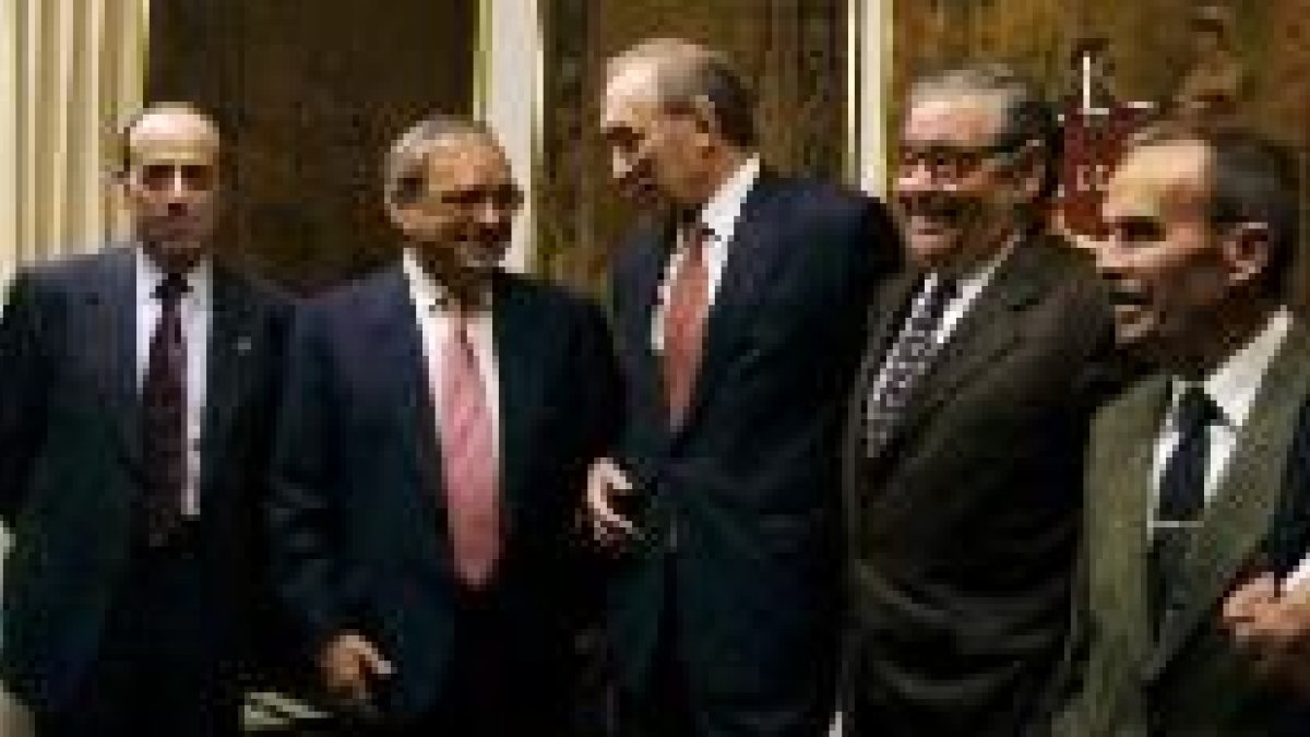 Martín Villa, segundo por la izquierda, y Félix Pacho, cuarto, en la Casa de León en Madrid