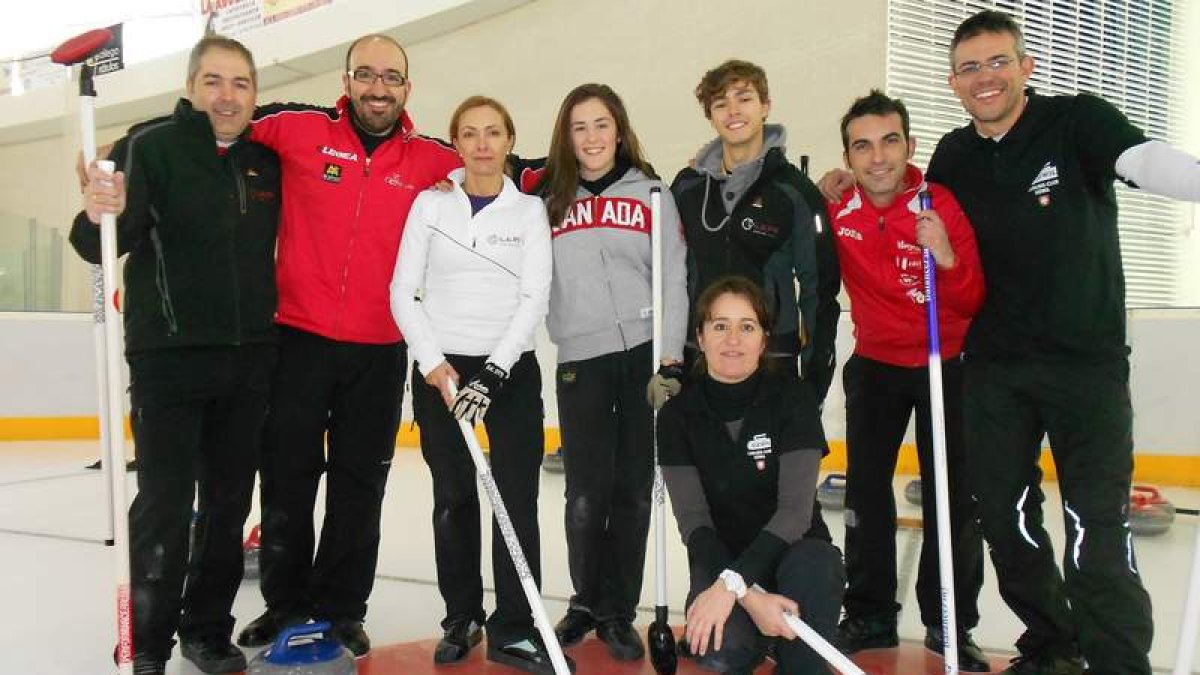 Eduardo de Paz, Lucas Munuera, Beatriz Cureses, María Iruela, Eduardo de Paz hijo, Raúl García, Alfonso Gracia y Pilar Jarne después de una competición.