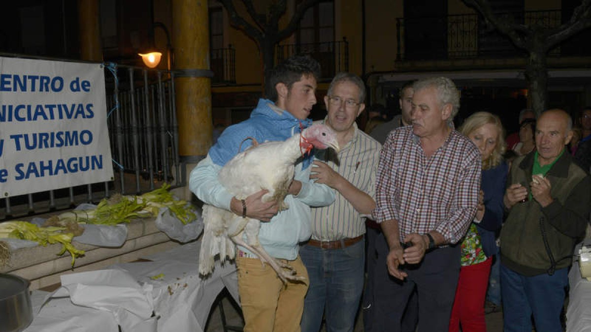 El agraciado con el pavo del Centro de Iniciativas y Turismo.
