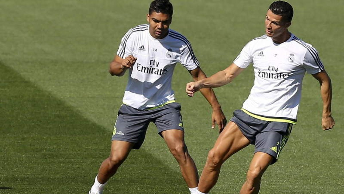 Casemiro y Cristiano, durante el entrenamiento de ayer.