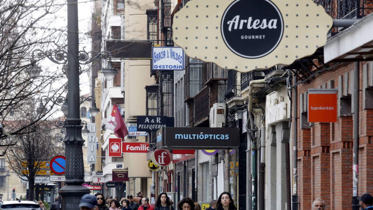 Los comerciantes del centro de la ciudad denuncian la delicada situación del sector. MARCIANO