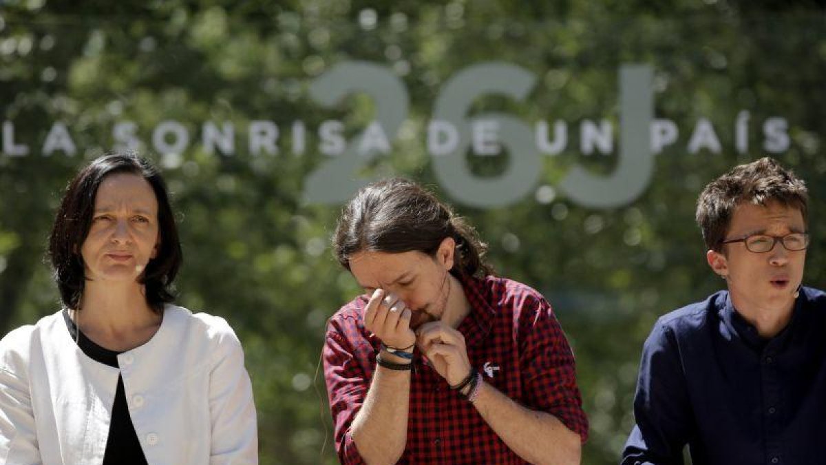 Carolina Bescansa, Pablo Iglesias e Íñigo Errejón, durante un acto de Podemos.